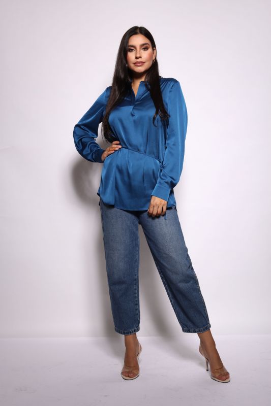 Chemise bleue brillante pour femme : Un éclat élégant.