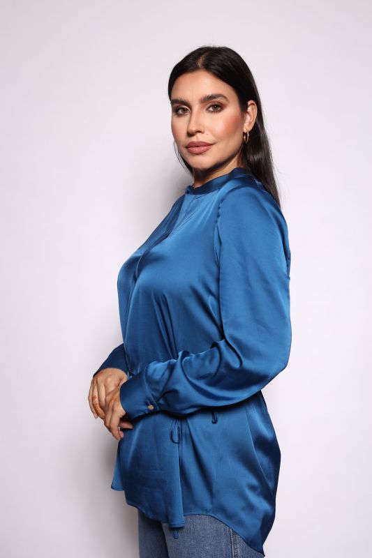 Chemise féminine au fini brillant dans une teinte de bleu.