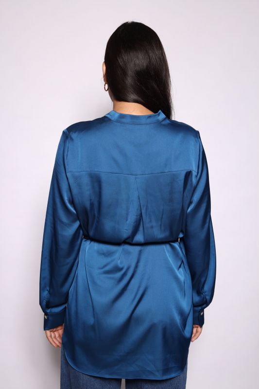 Chemise bleue brillante pour une tenue chic et lumineuse.