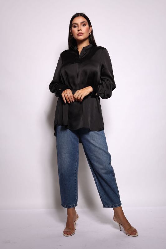 Chemise féminine dans une teinte noire intemporelle.