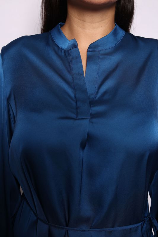 Détails de la chemise : Finition brillante et couleur bleue.