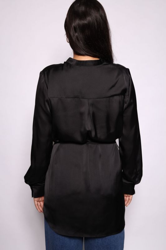 Détails de la chemise : Couleur noire et design sobre.