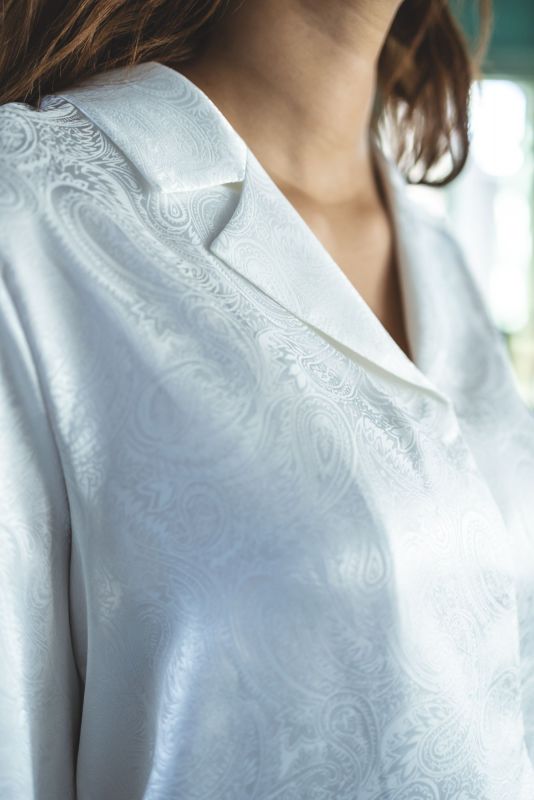 Détail de la BLOUSE GEORGIA blanche avec motif floral de la collection Flowers, pour une garde-robe pleine de charme.