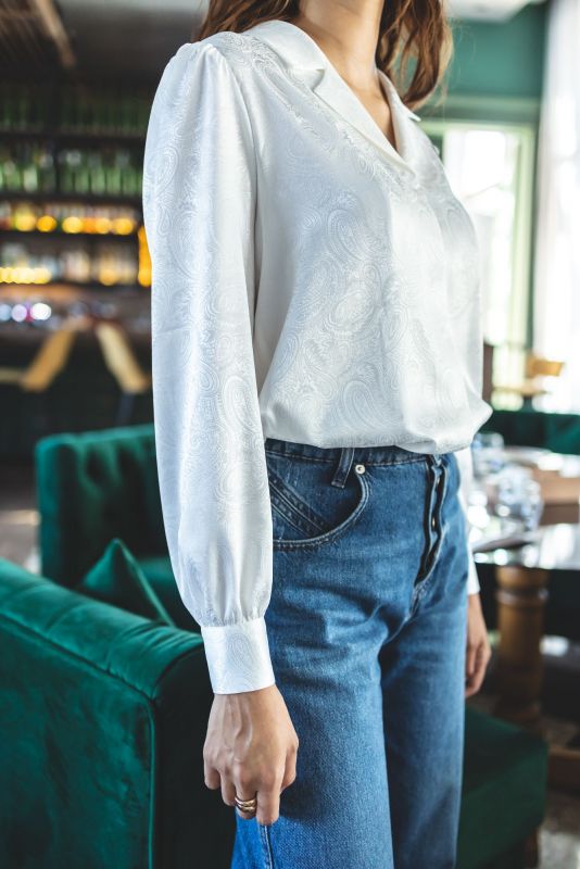 Détail de la BLOUSE GEORGIA blanche avec motif floral de la collection Flowers, pour une garde-robe pleine de charme.