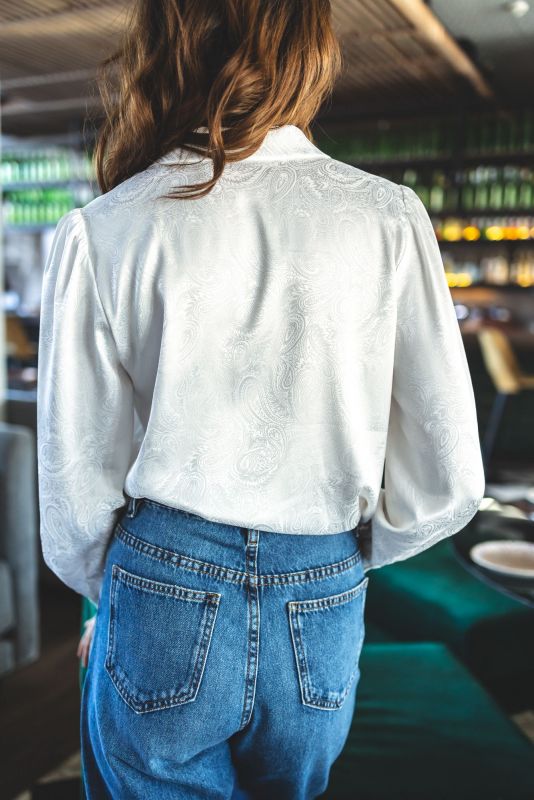 Détail de la BLOUSE GEORGIA blanche avec motif floral de la collection Flowers, pour une garde-robe pleine de charme.