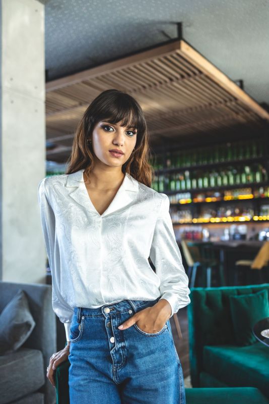 Élégante blouse blanche et stylée pour femme.