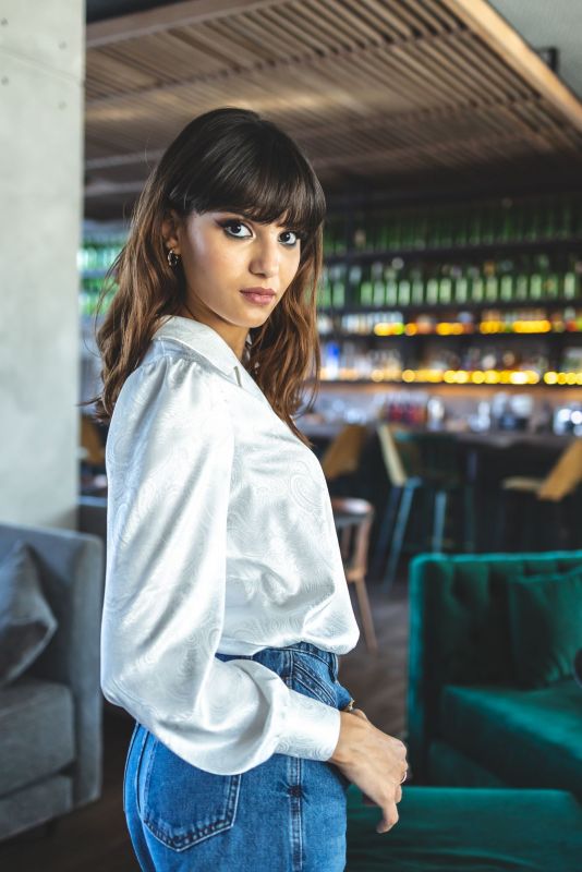 Élégante blouse blanche et stylée pour femme.