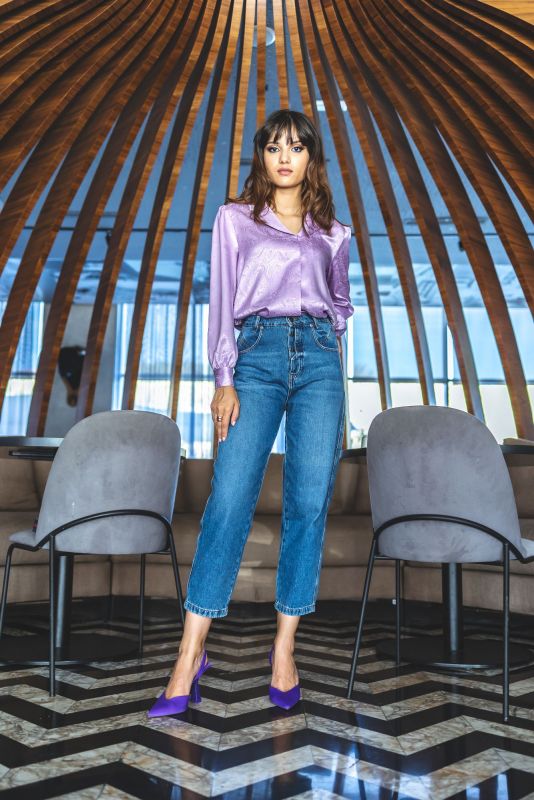 BLOUSE GEORGIA en violet avec motif floral, une pièce élégante pour votre garde-robe.