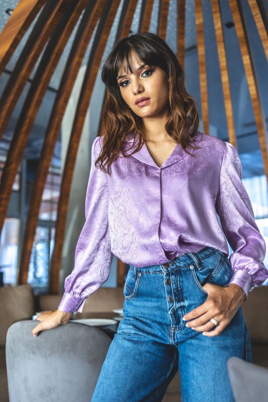 Élégante BLOUSE GEORGIA violette à motif floral, parfaite pour un look vibrant et tendance.