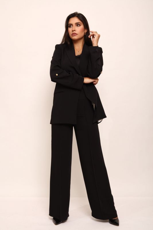 Pantalon noir intemporel, une option raffinée pour toutes les occasions.