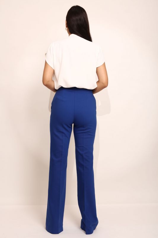 Pantalon classique en bleu, pour une allure sophistiquée.