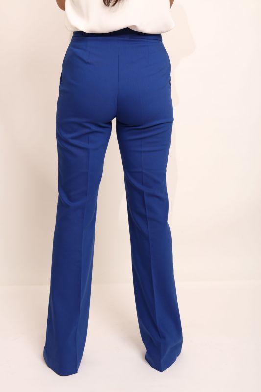 Détails du pantalon bleu classique, une pièce polyvalente.