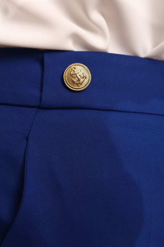 Détails du pantalon bleu classique, une pièce polyvalente.