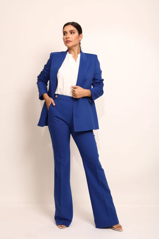 Pantalon classique en bleu, pour une allure sophistiquée.