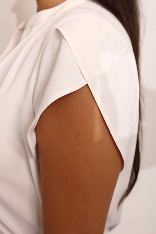 Détails de la Blouse Dariel blanche, tissu de qualité et finitions soignées.