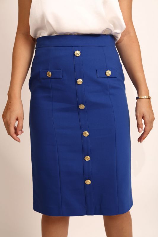 Jupe bleue avec des boutons pour une tenue chic et élégante.