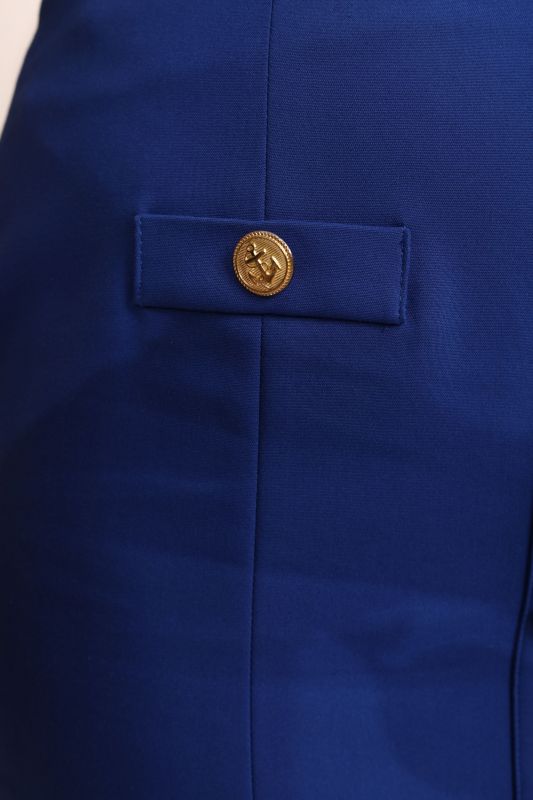 Détails de la jupe : Couleur bleue et boutons en or.