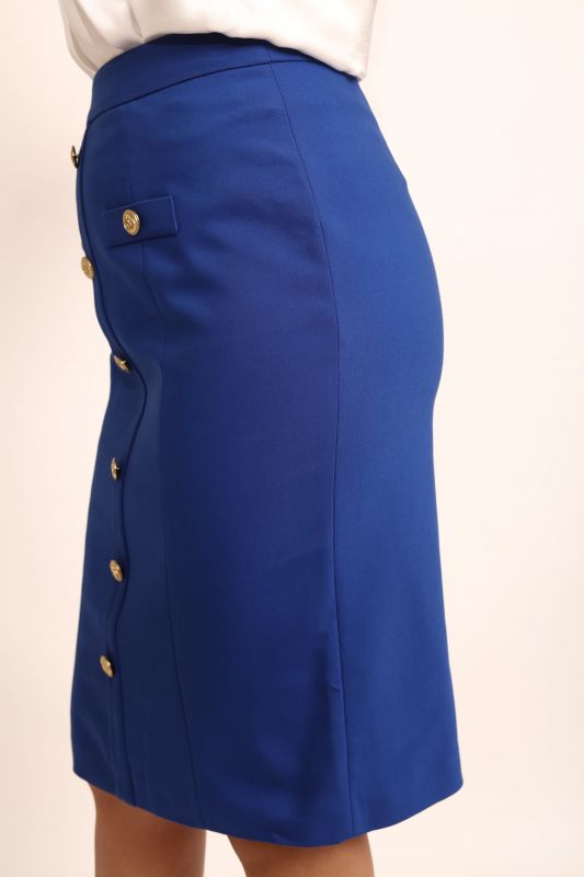 Détails de la jupe : Couleur bleue et boutons en or.