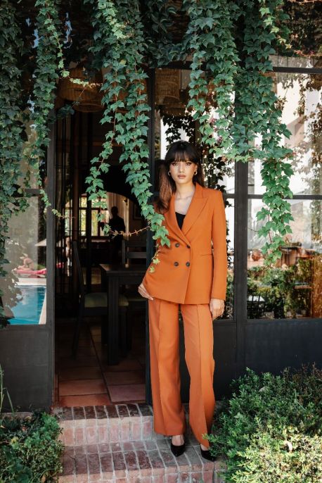 Pantalon couleur whisky pour femmes, une nuance chaleureuse.