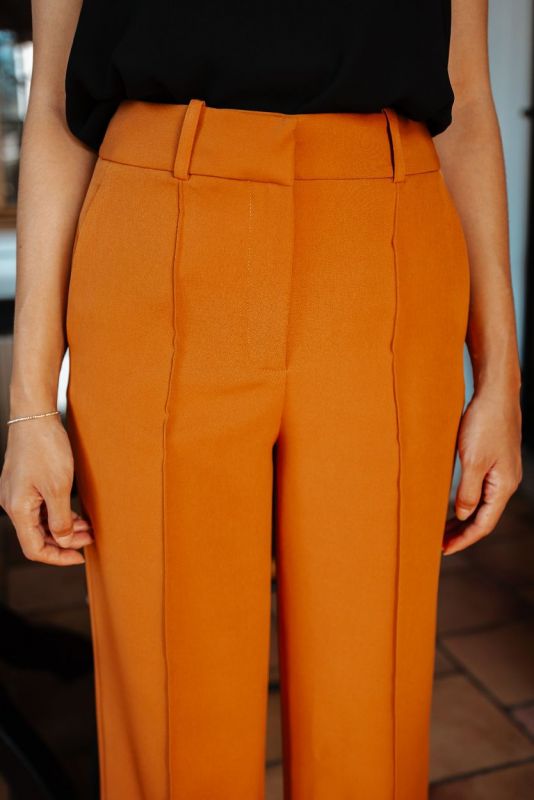 Détails du pantalon couleur whisky, une option élégante.