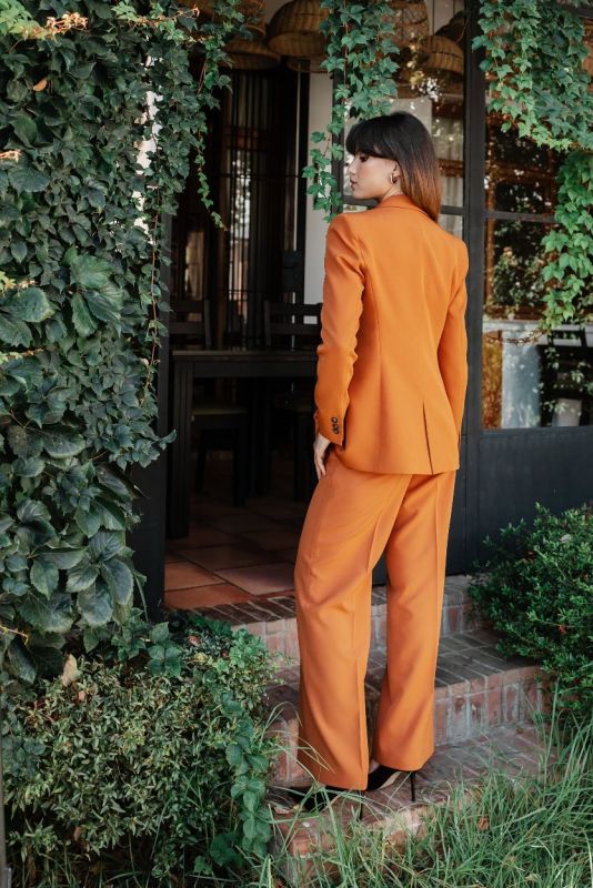 Pantalon en whisky, une teinte raffinée pour une tenue chic.