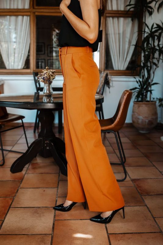 Pantalon en whisky, une teinte raffinée pour une tenue chic.