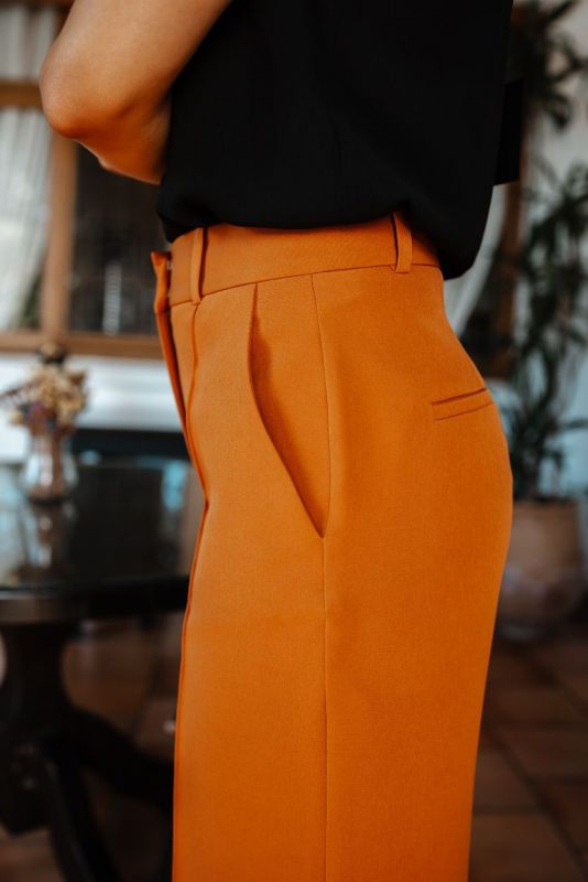 Détails du pantalon couleur whisky, une option élégante.