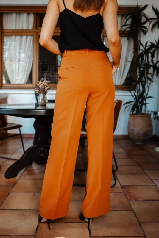 Détails du pantalon couleur whisky, une option élégante.