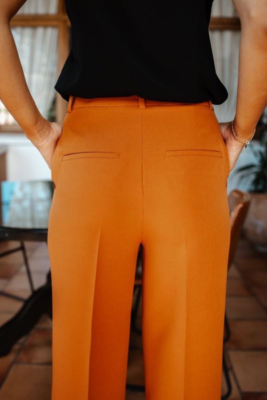 Détails du pantalon couleur whisky, une option élégante.