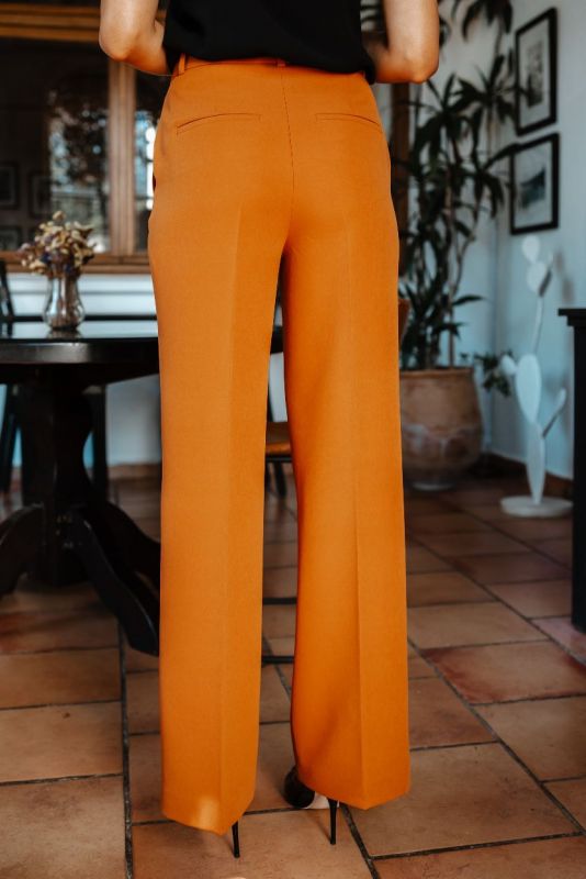 Détails du pantalon couleur whisky, une option élégante.