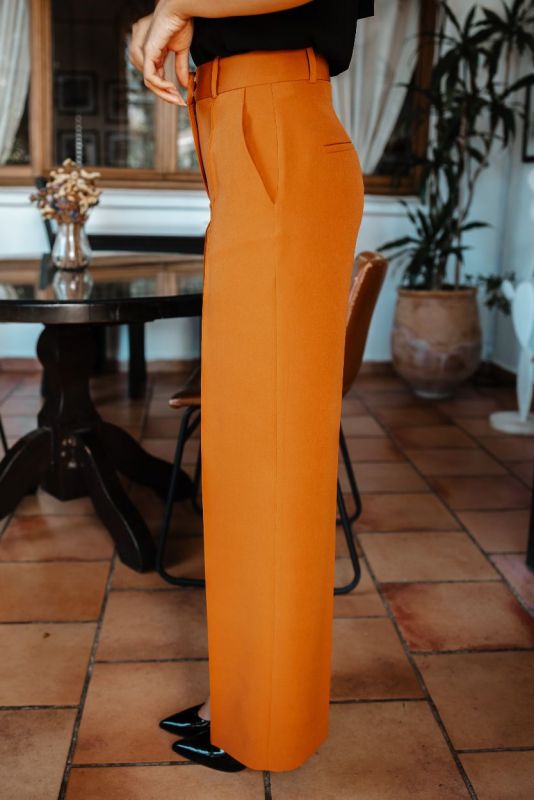 Détails du pantalon couleur whisky, une option élégante.