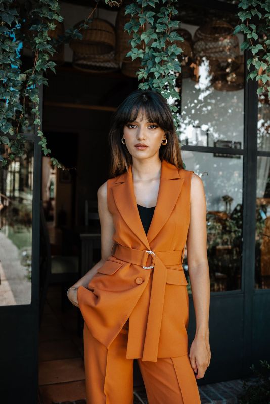 Gilet orange pour femme avec ceinture : Une touche d'élégance.