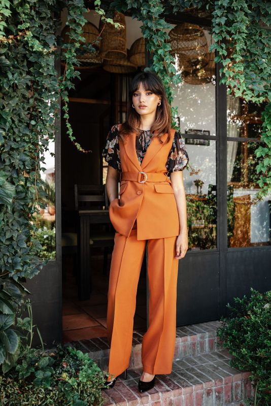 Gilet féminin orange avec une ceinture assortie.