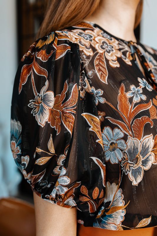 Élégante blouse noire imprimée, idéale pour l'automne, avec un motif subtil.