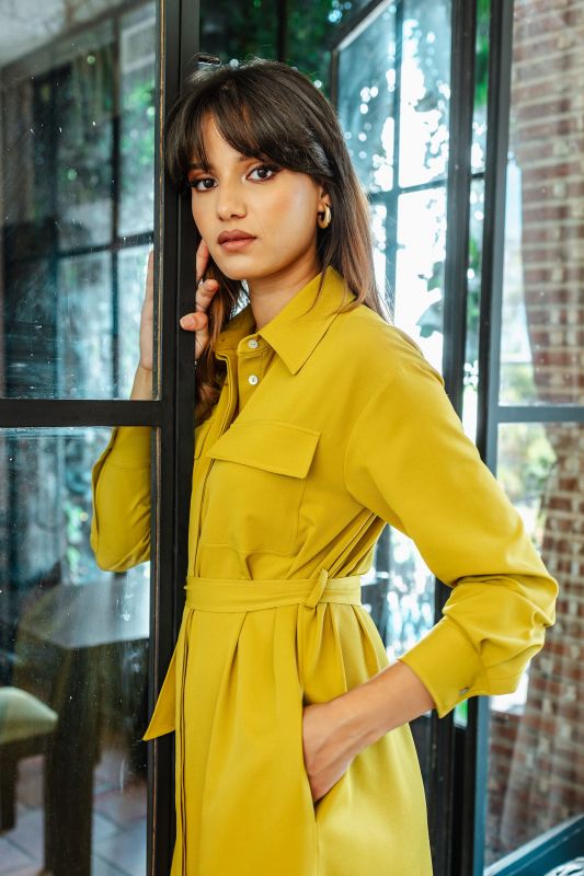 Côté de la Robe Oasis en jaune, silhouette fluide - Collection Automne.