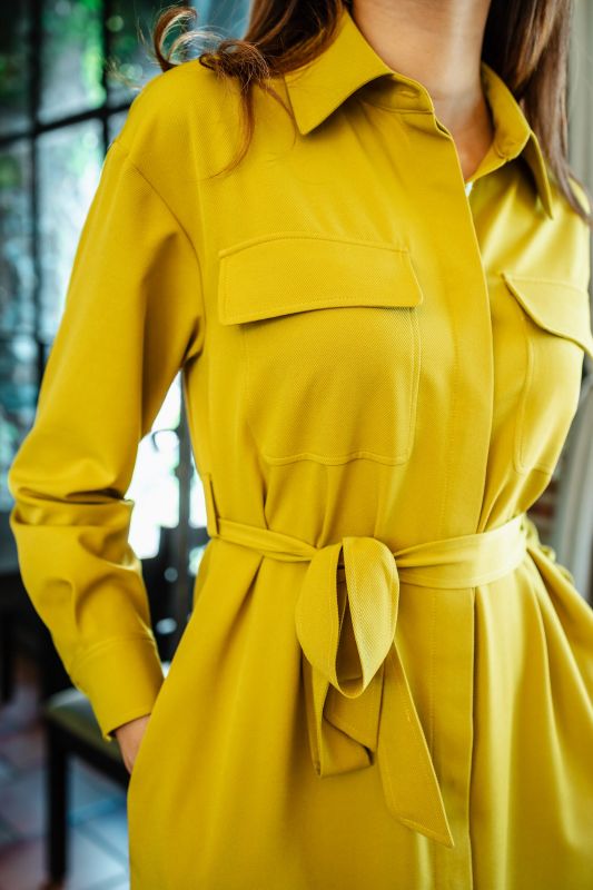 Détails de la ceinture sur la Robe Oasis jaune, finition raffinée - Automne.