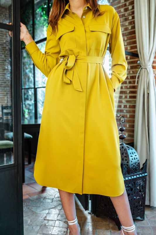 Détails de la ceinture sur la Robe Oasis jaune, finition raffinée - Automne.