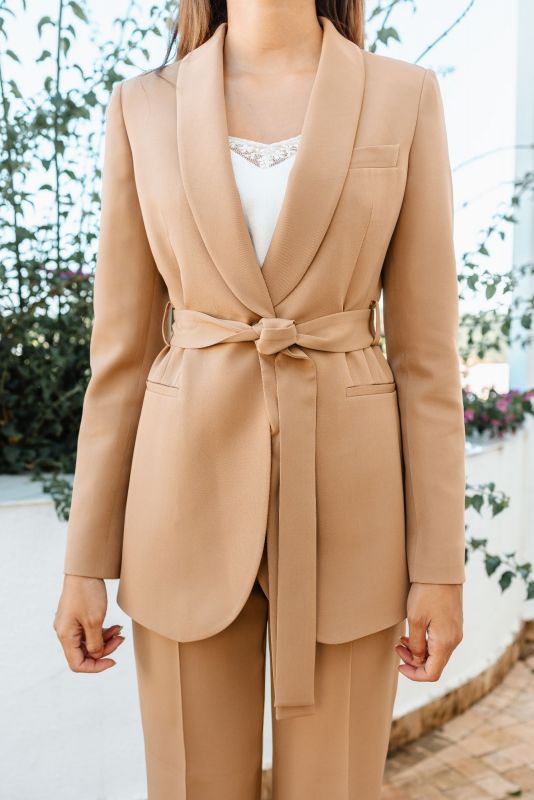 Veste camel avec ceinture STEVEN de la collection FALL 23, combinant style et confort pour l'automne.