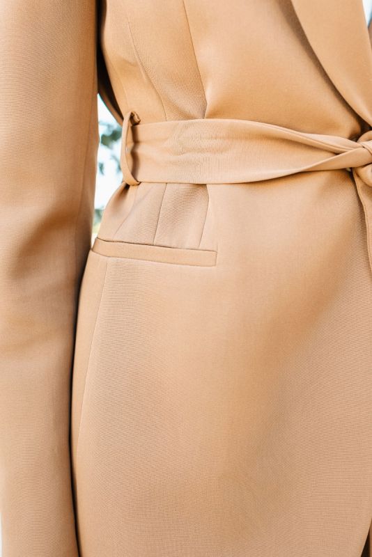 Détail de la VESTE STEVEN camel de FALL 23, mettant en avant la qualité et le style intemporel.