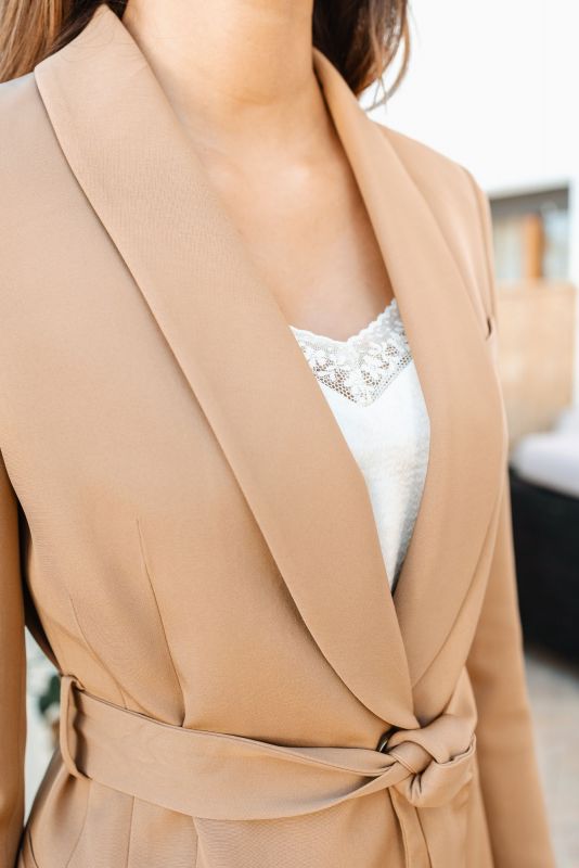 Détail de la VESTE STEVEN camel de FALL 23, mettant en avant la qualité et le style intemporel.