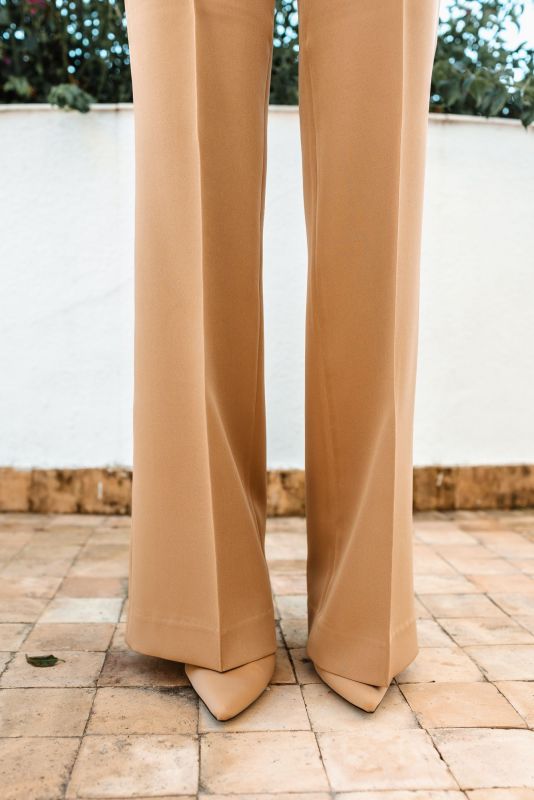 Détails du tissu du pantalon camel, qualité supérieure - Automne 2023.