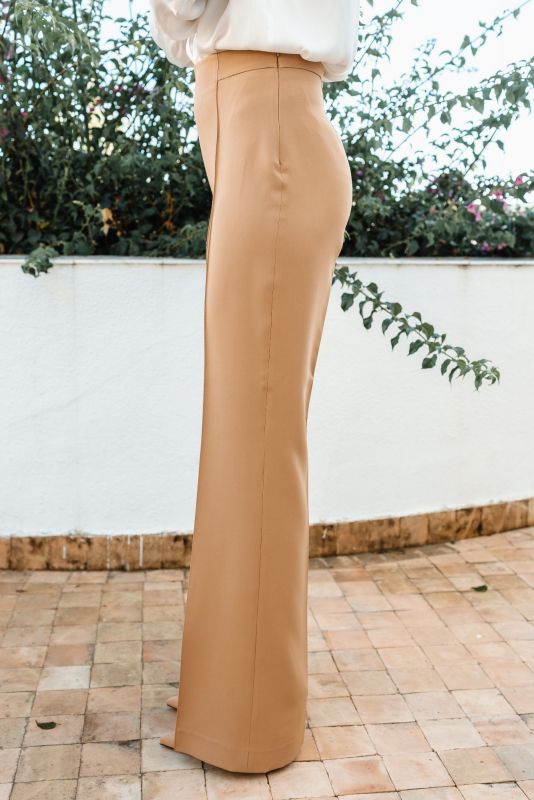 Côté du pantalon camel, coupe parfaite - Automne 2023.