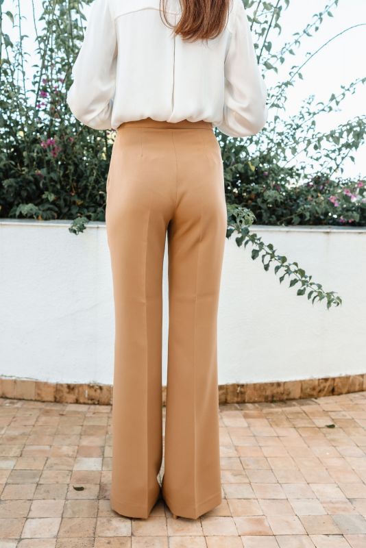 Dos du pantalon Steven ANAE FALL 23, silhouette structurée, camel.