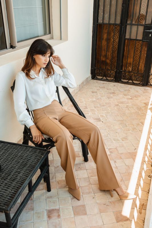Pose élégante dans le pantalon Steven ANAE FALL 23, teinte camel, coupe classique.