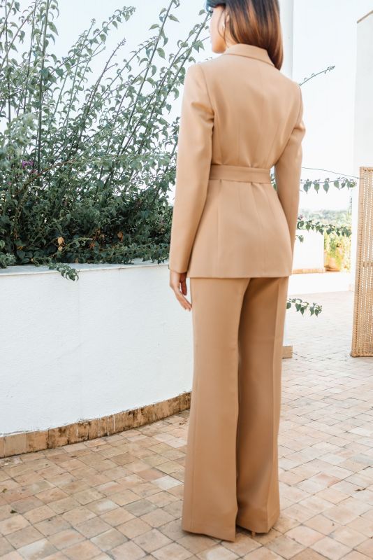 Dos du pantalon camel, finitions soignées - Automne 2023.