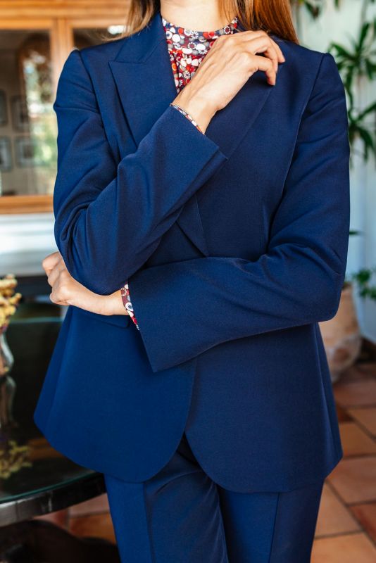 Image de la veste bleu marine portée, illustrant le style et la coupe parfaite.