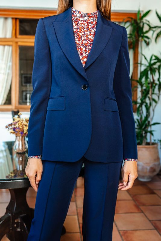 Image de la veste bleu marine portée, illustrant le style et la coupe parfaite.