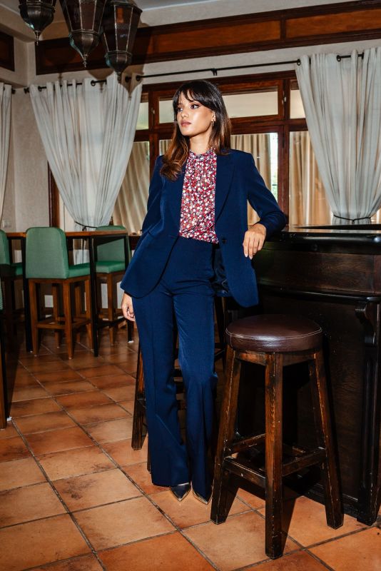 Veste bleu marine à un bouton pour femmes, élégante, vue de face.