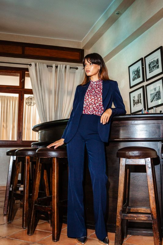 Coupe élégante et sophistiquée du pantalon bleu marine pour femme.