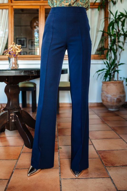 Détail de la fermeture et de la taille du pantalon, alliant design pratique et chic.